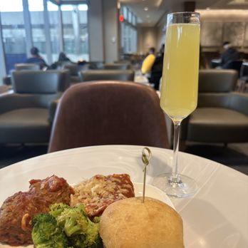 Delta SkyClub A43 - Waiting for my layover - Airport Lounges Near Me - Detroit, Michigan