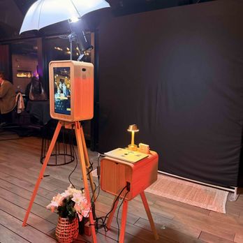 Pristine Light Photobooth - Best Luxury Rustic DSLR Photobooth Chicago - Photo Booth Rentals Near Me
