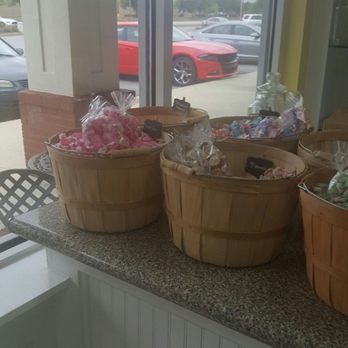 Hershey's Ice Cream Parlor - Ice Cream & Frozen Yogurt Near Me - Pensacola, Florida