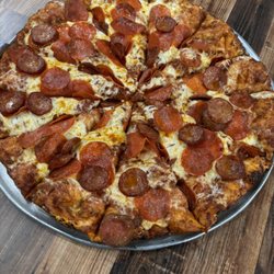 Round Table Pizza - Pepperoni and Linguica