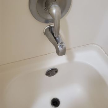 O'Hare Inn and Suites - Rusted and faded plumbing - Hotels Near Me - Schiller Park, Illinois