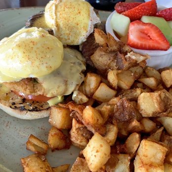 Le Papagayo - Surf and Turf Benedict - Breakfast & Brunch Near Me - Encinitas, California