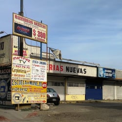 Escuela de Manejo Continental - El letrerito del negocio, algo retacado de otros cuantos.
