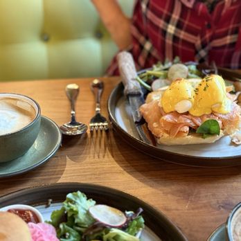 Temsib Eatery & Bar - Smoked Salmon Benedict - Thai Near Me - Bellevue, Washington