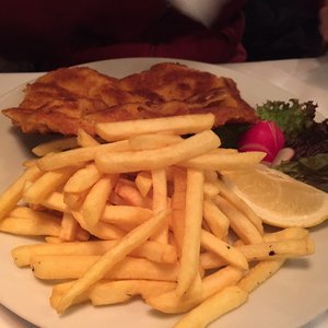 Foto zu Gasthaus Zum Maibaum - München, Bayern, Deutschland. Schnitzel mit Pommes für 6,50€
