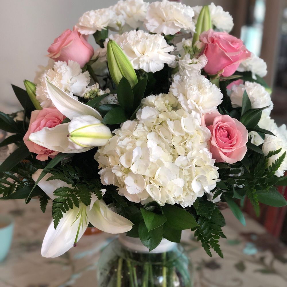 Mom and Pop Flower Shop - Peaceful Comfort bouquet - Florists Near Me - Oxnard, California Mom and Pop Flower Shop - Peaceful Comfort bouquet - Florists Near Me - Oxnard, California