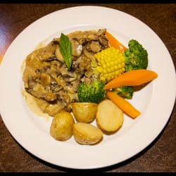 Ezzelinos Italian Restaurant - Scallopini Vino Bianco