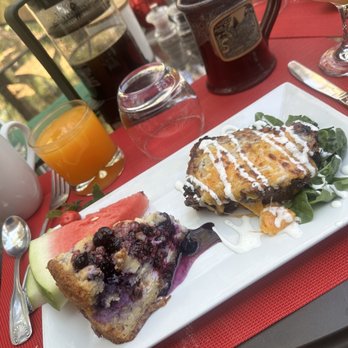 Sheridan House Inn - Baked eggs Florentine with a scrumptious blueberry cheesecake coffee cake. - Bed & Breakfast Near Me - Williams, Arizona Sheridan House Inn - Baked eggs Florentine with a scrumptious blueberry cheesecake coffee cake. - Bed & Breakfast Near Me - Williams, Arizona