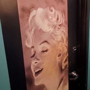 26 Beach Restaurant - Women's restroom door entrance - New American Near Me - Venice, California 26 Beach Restaurant - Women's restroom door entrance - New American Near Me - Venice, California
