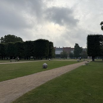 Kongens Have - Lots of grass and packed sand paths - Landmarks & Historical Buildings Near Me - København K, 84