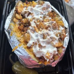 Baked potato with chicken. Papa asada con pollo.