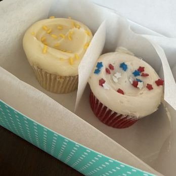 SusieCakes - Red velvet cupcake 10/10 Lemon cupcake 2/10 - Bakeries Near Me - Long Beach, California SusieCakes - Red velvet cupcake 10/10 Lemon cupcake 2/10 - Bakeries Near Me - Long Beach, California