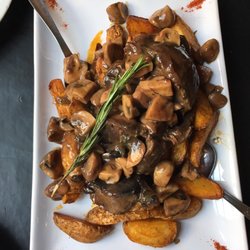 Viejo Mundo - Jabalí con papas rústicas en salsa de hongos. Muy abundante, es para compartir entre 2. Muy rico y servido bien caliente.