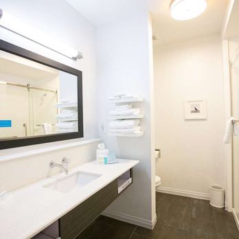 Hampton Inn Toledo/Oregon - Guest room bath - Hotels Near Me - Oregon, Ohio