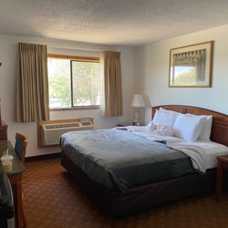 Econo Lodge Inn & Suites Madras Chateau Inn - Very clean especially the bathroom....spotless.
