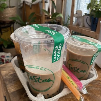 Tastea - 32 oz house special with no ice and boba only filled halfway. To the right is a white chocolate with no ice. - Bubble Tea Near Me - Newark, California