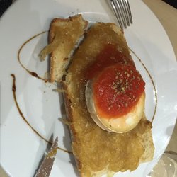 Zurito's - Una "coca" de queso de cabra, cebolla, y tomate