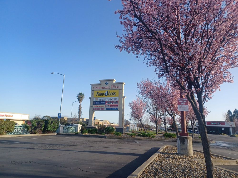 Oakmont Plaza Logo