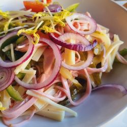 Flieger-Bräu - Wurstsalat mit Käse.