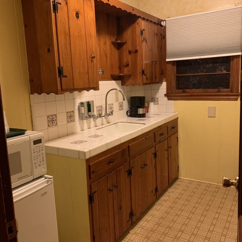 The Kern Lodge - Kitchenette with supplies - Hotels Near Me - Kernville, California The Kern Lodge - Kitchenette with supplies - Hotels Near Me - Kernville, California