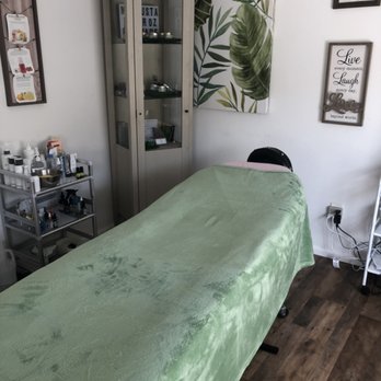 Mederoz Skin care - studio facial bed - Waxing Near Me Mederoz Skin care - studio facial bed - Waxing Near Me