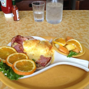 Scramblers - Eggs Benedict with ham and whole grain English muffin. Add in fresh fruit. - Breakfast & Brunch Near Me - Toledo, Ohio
