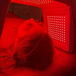 The Skinnie Hippie - Red LED light therapy for anti redness, anti aging, collagen production.