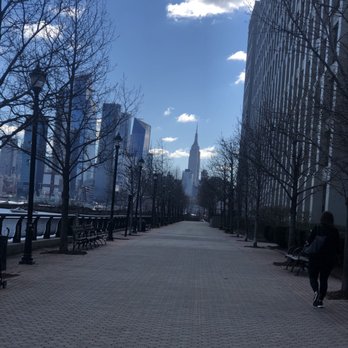 Lincoln Harbor Park - Parks Near Me - Weehawken, New Jersey