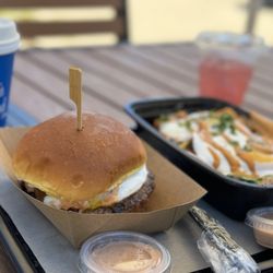 The Flying Yolk - Valencia - Lomo Saltado Bowl. Dani's Egg Burger.