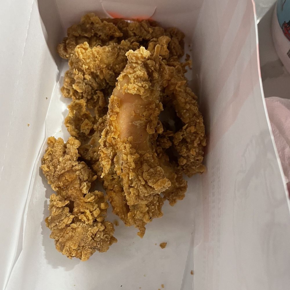 Dry and stale chicken tenders. We're not even hot, more like warm from sitting under a heat for a long time. Dry and stale chicken tenders. We're not even hot, more like warm from sitting under a heat for a long time.