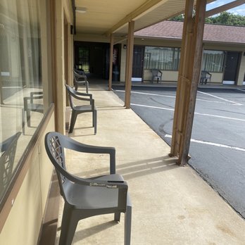 Budget Host Inn - Outside clean hallways - Hotels Near Me - Ocala, Florida
