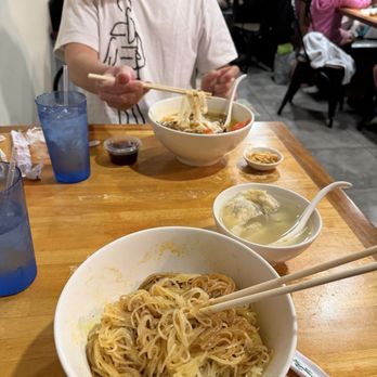 Hue Ky Mi Gia - Mi suon heo and a side of wonton - Noodles Near Me - Westminster, California Hue Ky Mi Gia - Mi suon heo and a side of wonton - Noodles Near Me - Westminster, California
