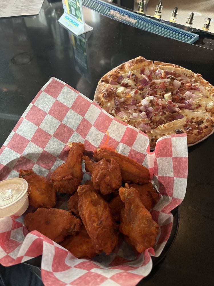 Food from Courtside Pizza