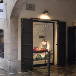 Beatriz Furest - Fachada de tienda de el borne