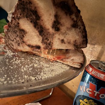 Lucali - Pizza undercarriage perfect #noflop - Pizza Near Me - Brooklyn, New York