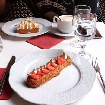 Perlette - L'éclair fraise-rhubarbe-spéculos, de Perlette : inégalable, un véritable délice à tester absolument ! - Tea Rooms Near Me - Toulouse, 31