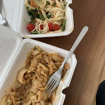 Smiling Banana Leaf - Pad Kee Mao Noodle Lunch and green mango salad. - Thai Near Me - Pittsburgh, Pennsylvania Smiling Banana Leaf - Pad Kee Mao Noodle Lunch and green mango salad. - Thai Near Me - Pittsburgh, Pennsylvania