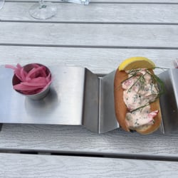Resturang Motorverkstan - Starters: lobster roll with red onion