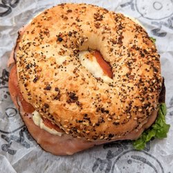 Bagel Boys - The Charlotte Banini | Instagram: @telephonesmoothie