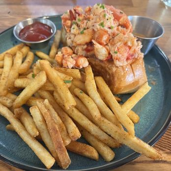Hook & Anchor - 6 oz lobster roll - Seafood Near Me - Costa Mesa, California