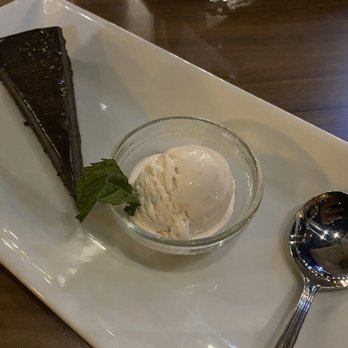 Blackwall Hitch - 2020 Baltimore Restaurant Week Prix Fix Menu: Flourless Chocolate Cake - New American Near Me - Baltimore, Maryland