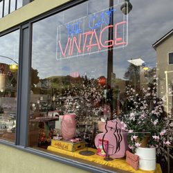 The Cat Vintage & Antiques - The Cat Vintage in downtown Crockett