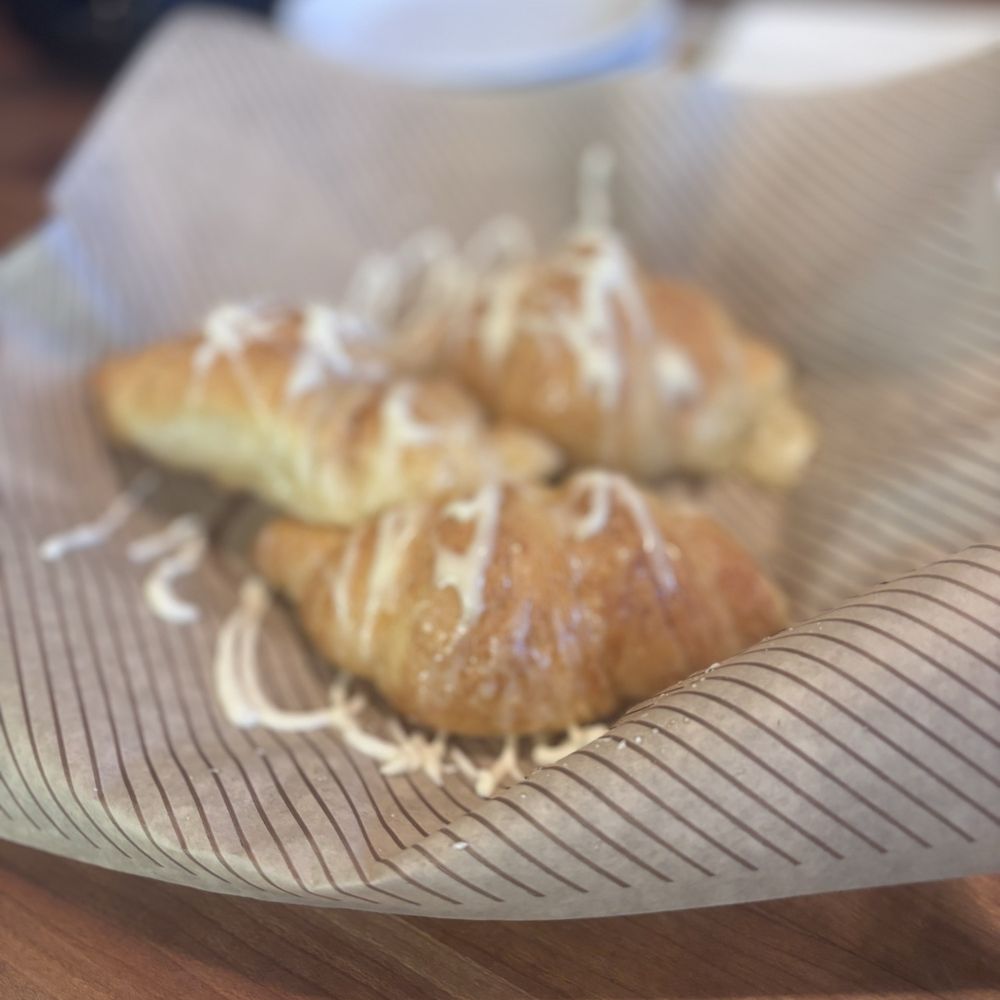 Cheddar's Scratch Kitchen - Honey Butter Croissants - Comfort Food Near Me - Fort Worth, Texas