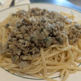 Luigi's - Clam linguine olive oil and garlic - Italian Near Me - Pacifica, California