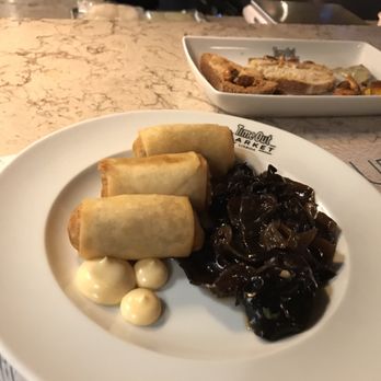 O Surf & Turf - Spring roll with seaweed. It's "ok". - Portuguese Near Me - Lisbon, 11