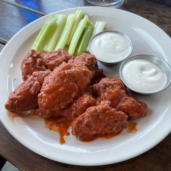 The Commonwealth - Buffalo chicken wings - Burgers Near Me - Snoqualmie Pass, Washington