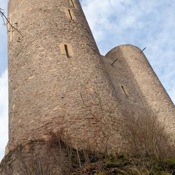 Burgruine Frauenburg - Wehrtürme von außen
