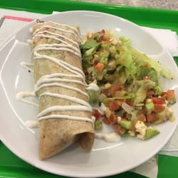 Sumo Salad - Wrap de frango Cesar Salad com salada Mediterrânea.