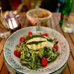 Na Jedli - Mixed salad with HALLOUMI cheese, cherry tomatoes, baby spinach, lamb's lettuce and French dressing!