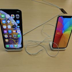 Apple Store - Vibrant screen colours on the iPhone XS Max and XS models.